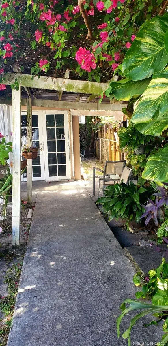 5652 Hayes St, Hollywood FL 33021