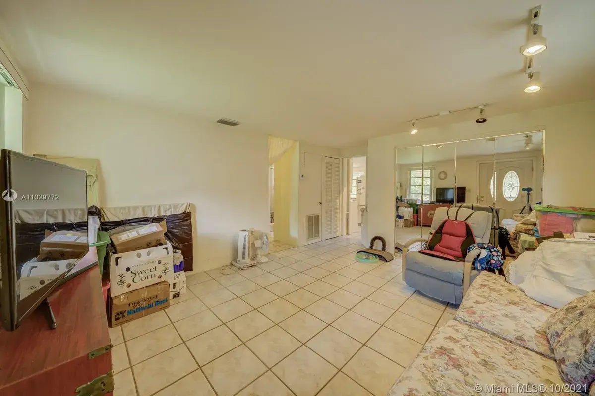 477 NE 154th St, Miami FL 33162