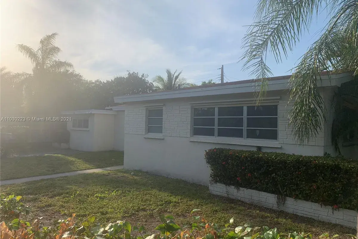 2565 NE 207th St, Miami FL 33180