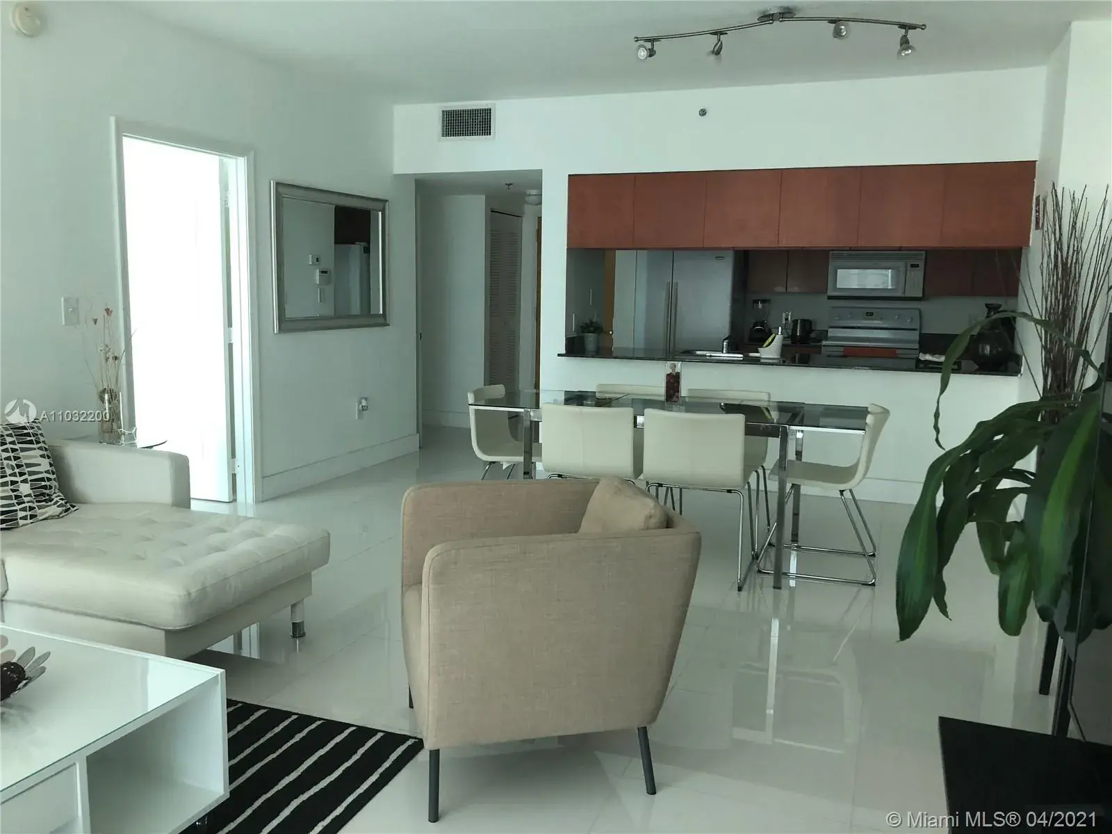 1 bedroom 1 bath Residential for sale at 1200 Brickell Bay Dr # 4303, Miami FL 33131