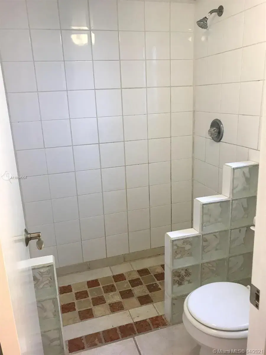 3 bedroom 2 bath Residential Lease for rent at 153 Lakeview Dr # 101, Weston FL 33326