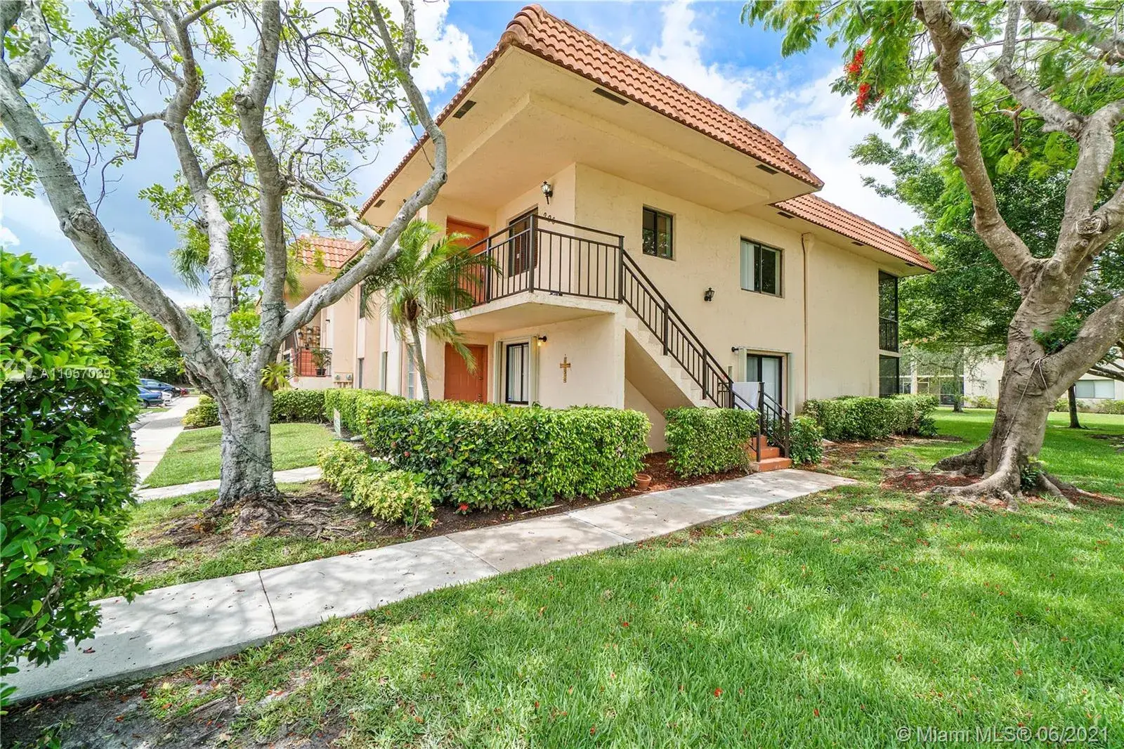 2 bedroom 2 bath Residential for sale at 369 Lakeview Dr, Weston FL 33326
