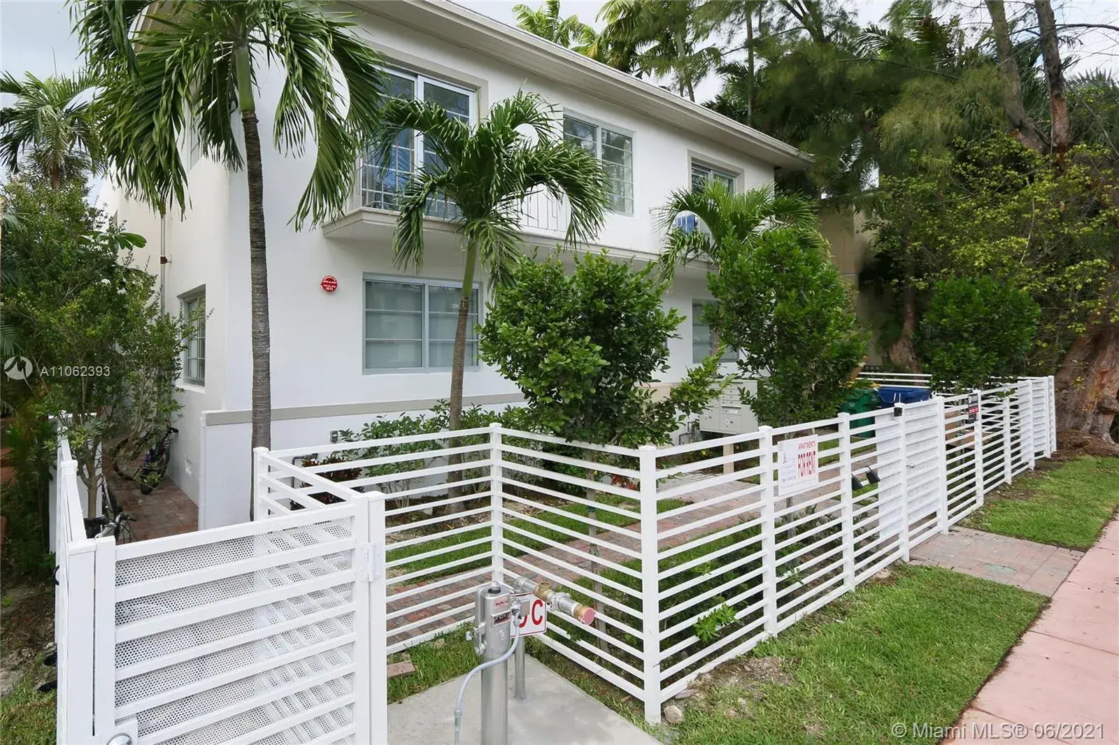 1 bedroom 1 bath Residential for sale at 1560 Meridian Ave # 108, Miami Beach FL 33139