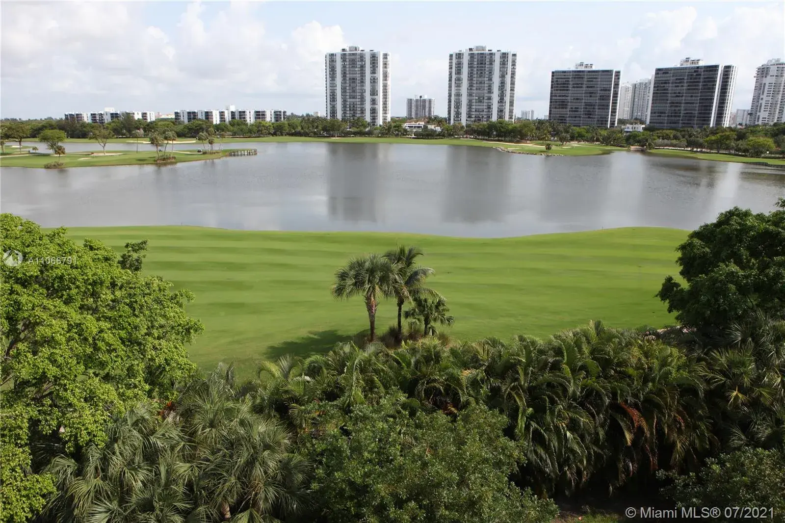 2 bedroom 2 bath Residential for sale at 20000 E Country Club Dr # 212, Aventura FL 33180