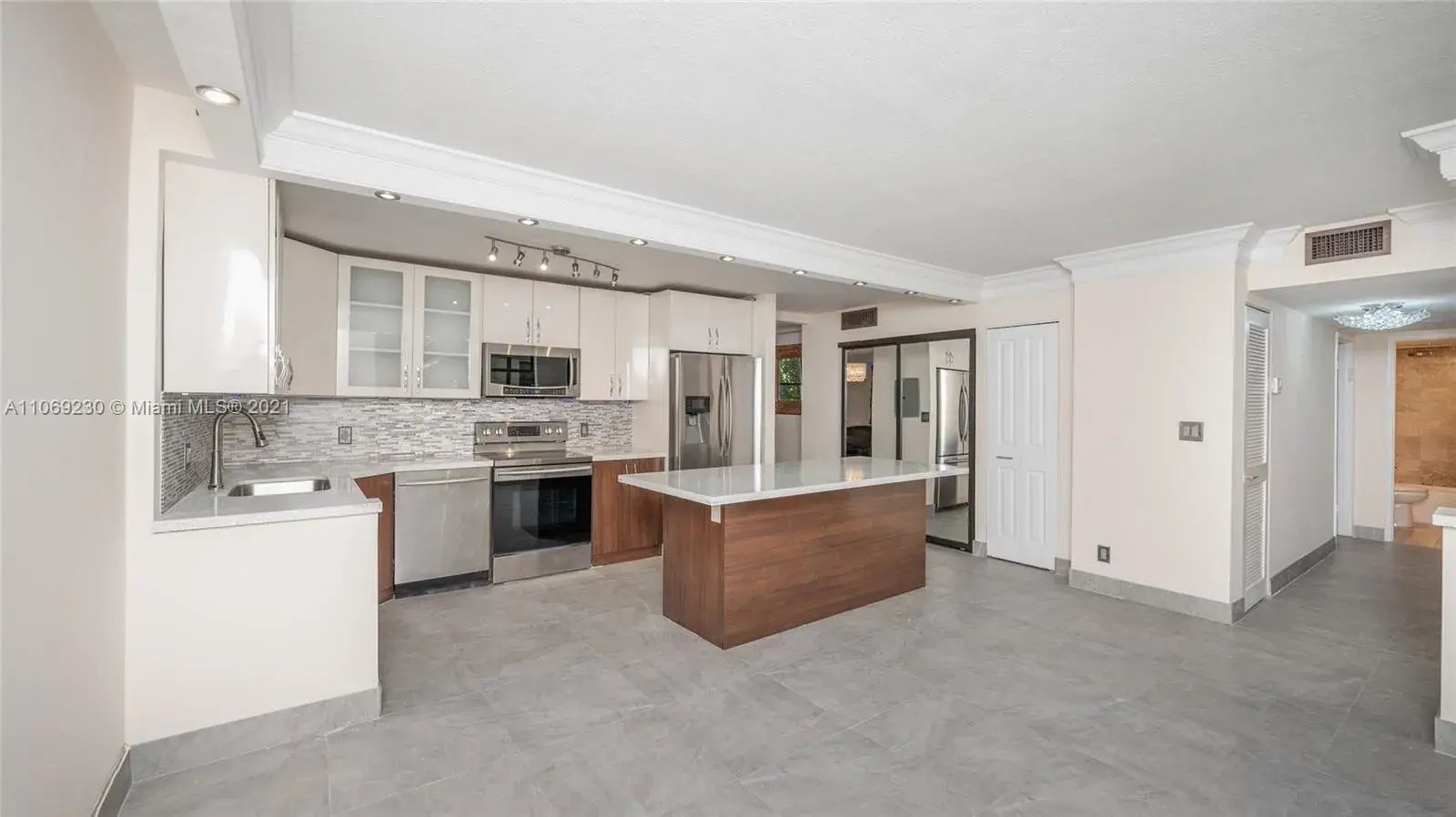 2 bedroom 2 bath Residential for sale at 3440 NE 192nd St # A, Aventura FL 33180