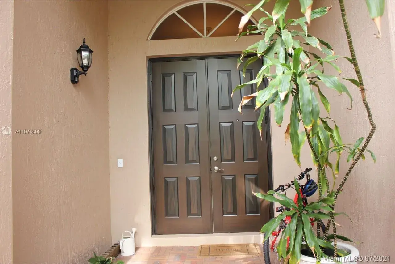 1342 Crossbill Ct, Weston FL 33327