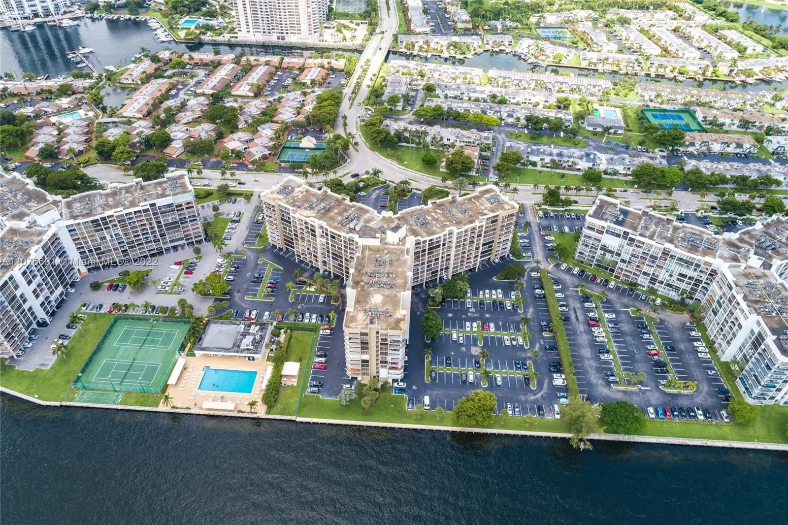 600 Parkview Dr # 426, Hallandale Beach FL 33009