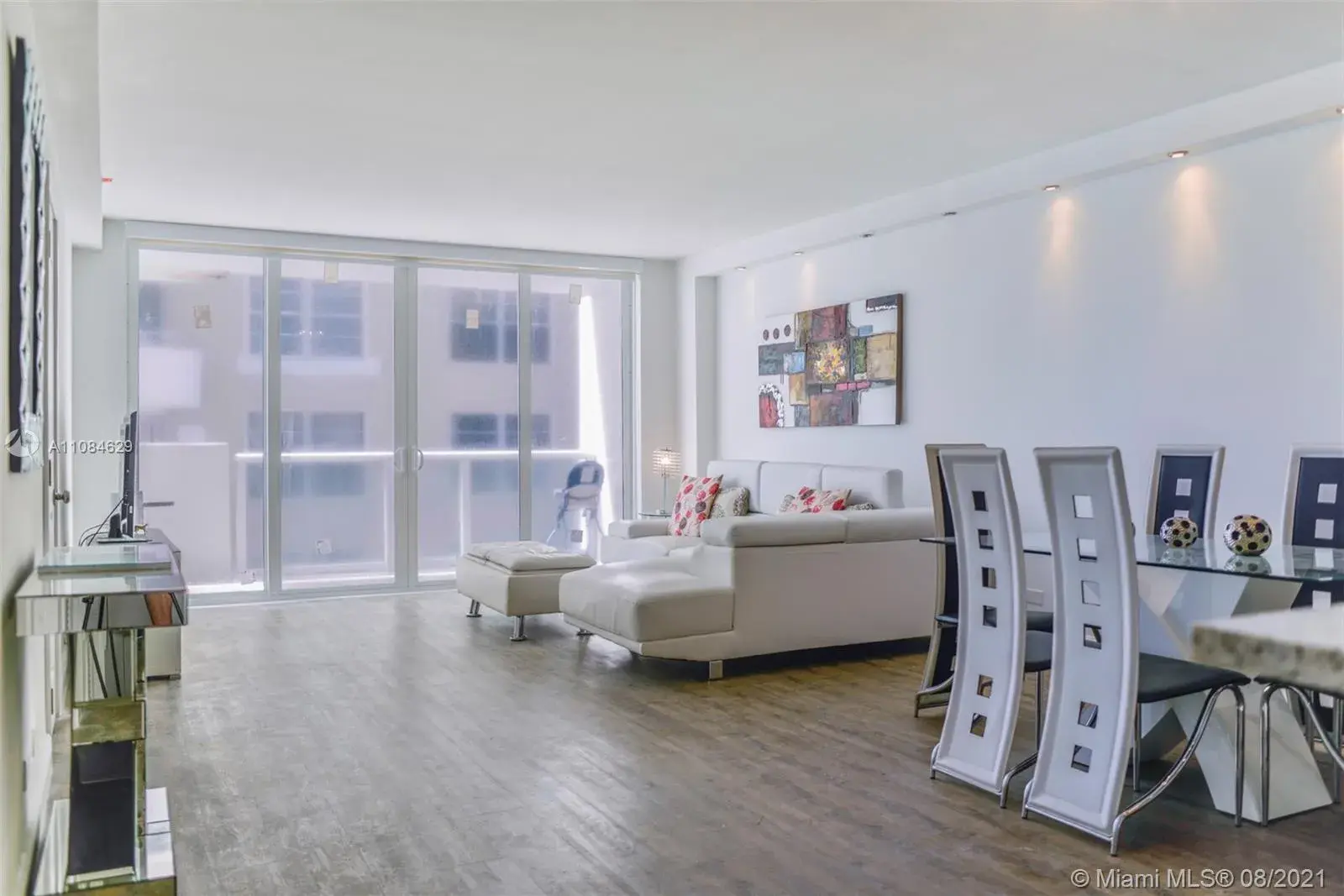 2 bedroom 2 bath for sale at 5601 Collins Ave # 9, Miami Beach FL 33140