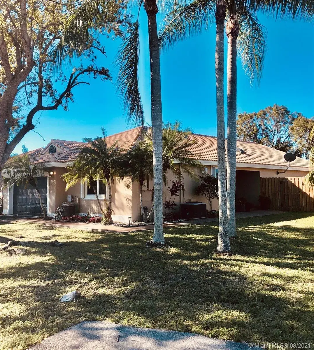 3 bedroom 3 bath Residential Lease for rent at 5901 Newcastle Ln # 0, Davie FL 33331