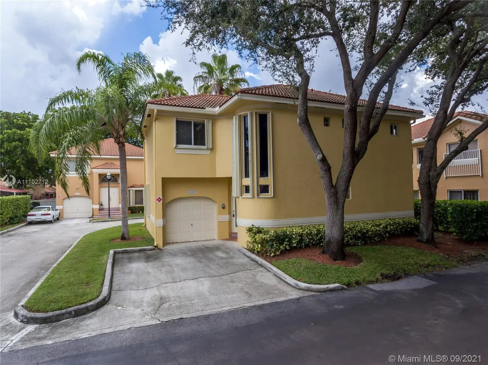 11207 Lakeview Dr, Coral Springs FL 33071