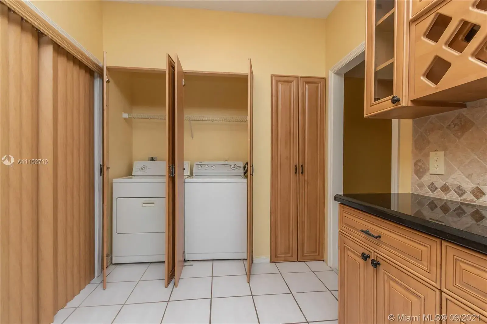 11207 Lakeview Dr, Coral Springs FL 33071