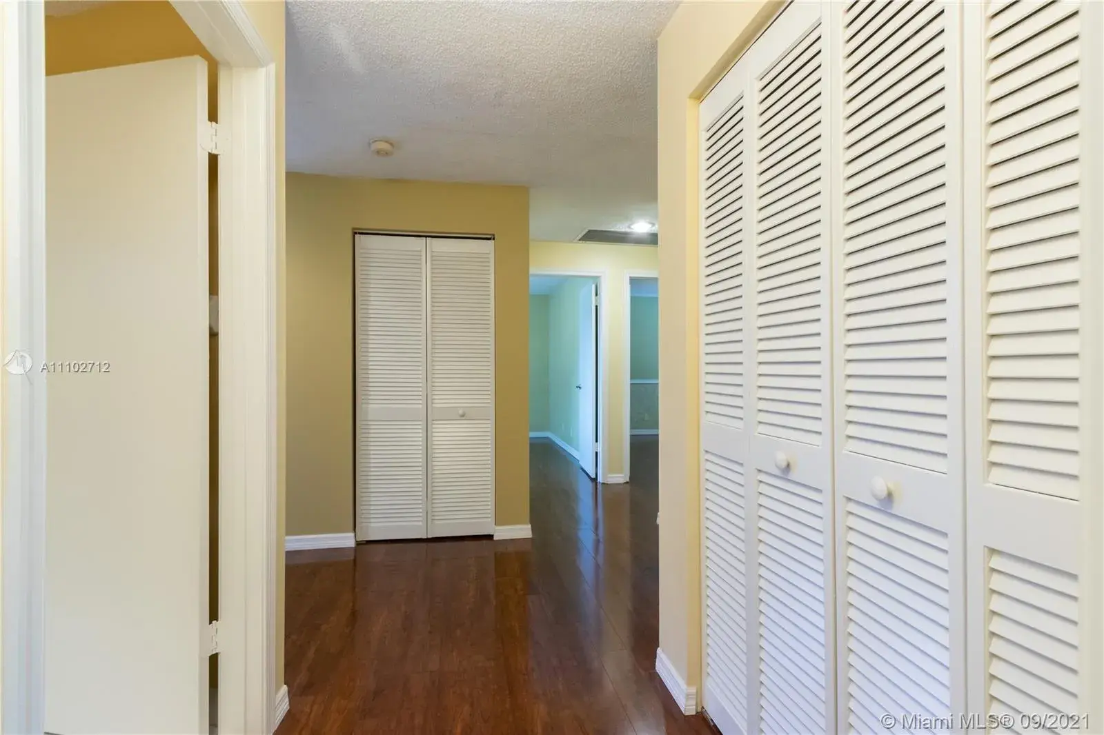 11207 Lakeview Dr, Coral Springs FL 33071