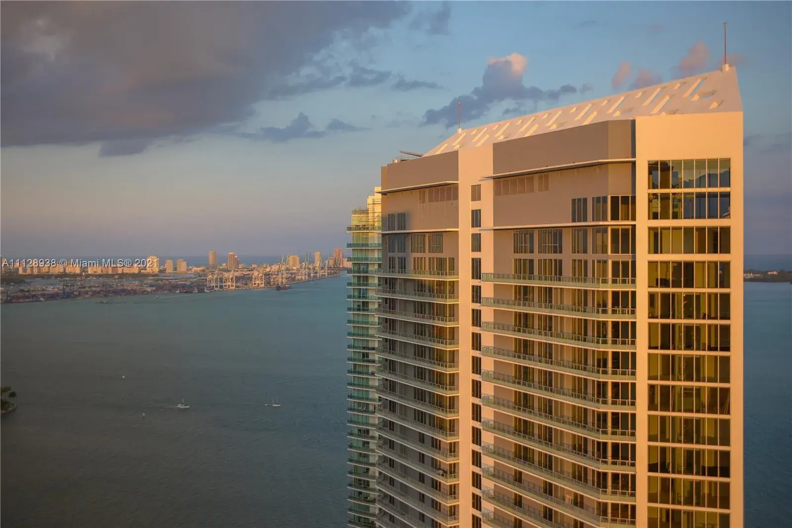 1 bedroom 1 bath Residential for sale at 1300 Brickell Bay Dr # 1601, Miami FL 33131