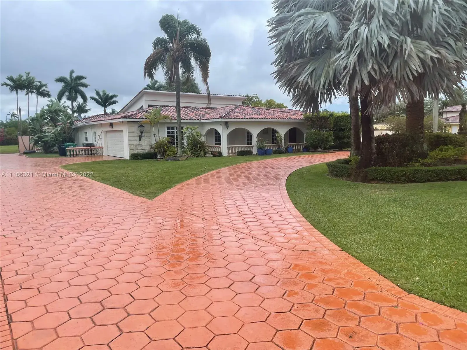 6 bedroom 5 bath Residential Lease for rent at 2605 SW 115th Ave, Miami FL 33165