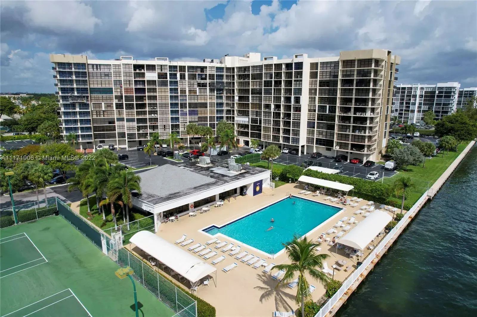 600 Parkview Dr # 215, Hallandale Beach FL 33009