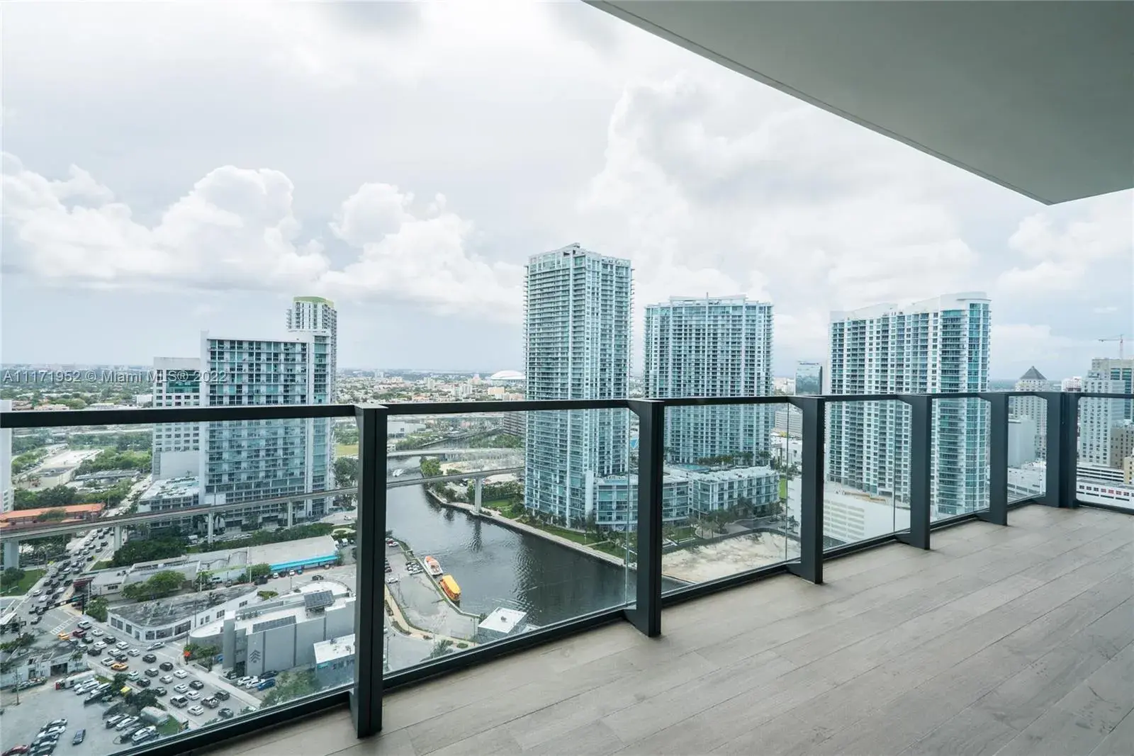 2 bedroom 2 bath Residential Lease for rent at 68 SE 6th St # 2510, Miami FL 33131