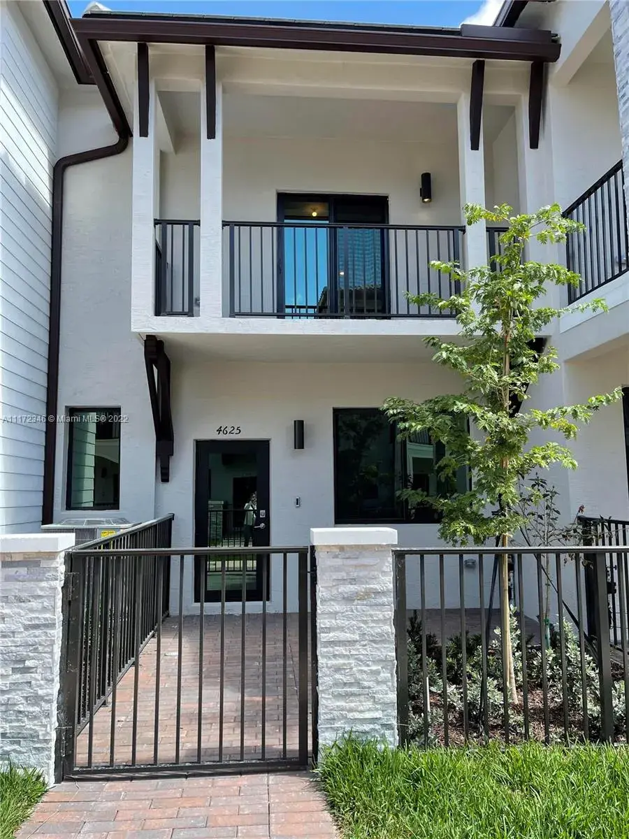 3 bedroom 2 bath Residential for sale at 4625 NW 83rd Path # 4625, Doral FL 33166