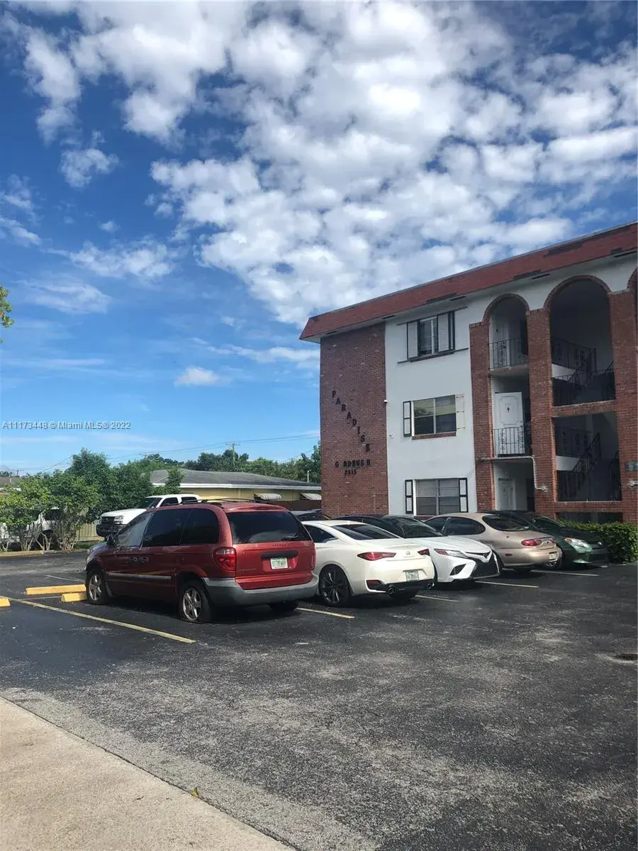 1 bedroom 1 bath Residential for sale at 2415 Lincoln St # 204, Hollywood FL 33020