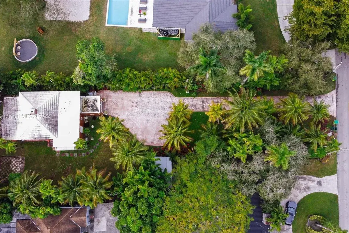 24 NW 86th St, El Portal FL 33150