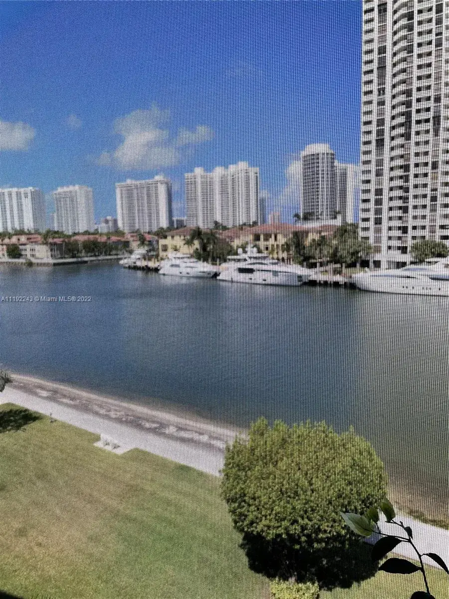1 bedroom 1 bath Residential for sale at 3030 Marcos Dr # T512, Aventura FL 33160