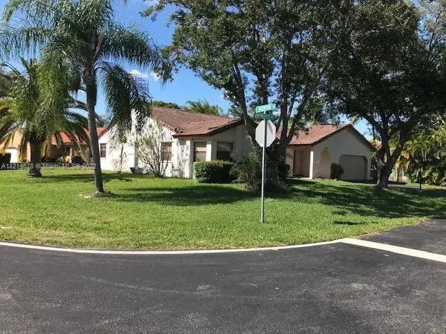 4 bedroom 2 bath Residential Lease for rent at 5611 Windover Way # 0, Davie FL 33331