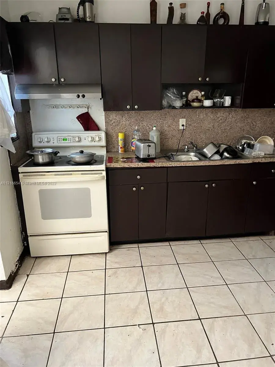 925 NW 84th St, Miami FL 33150