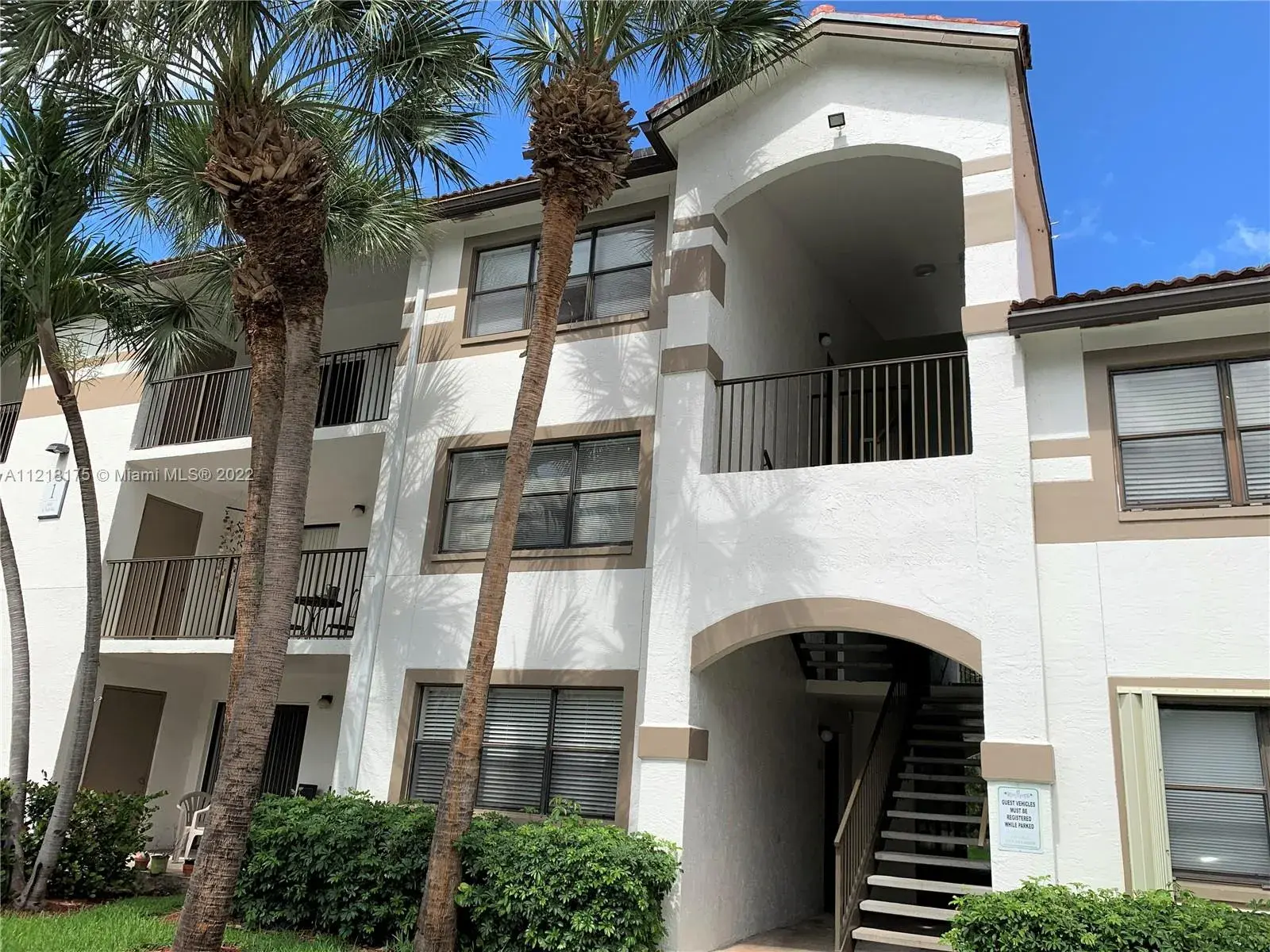 1 bedroom 1 bath Residential for sale at 610 S Park Rd # 1, Hollywood FL 33021