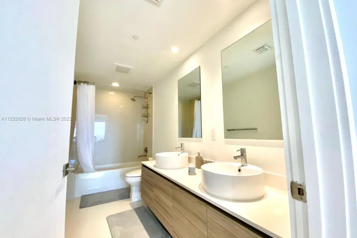 121 NE 34th St # 807, Miami FL 33137