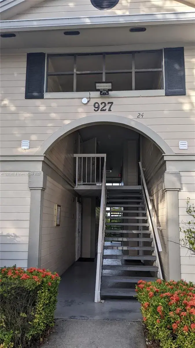 927 NE 199th St # 205, Miami FL 33179