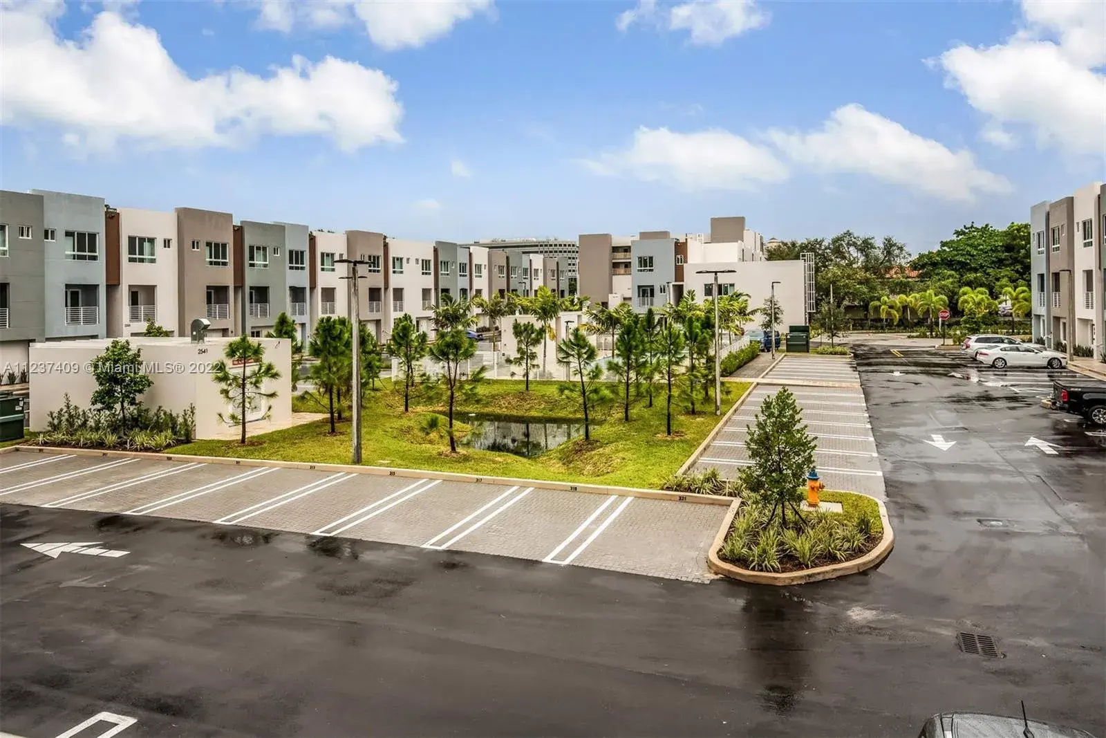 2 bedroom 2 bath Residential for sale at 2505 NE 193rd St # 4217, Miami FL 33180