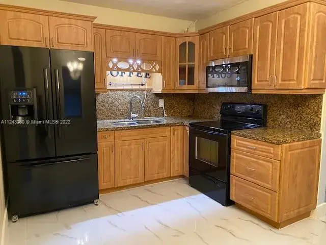 2 bedroom 2 bath Residential for sale at 1001 S 27th Ave, Hollywood FL 33020
