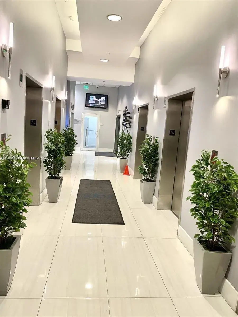 1 bedroom 1 bath Residential for sale at 1200 Brickell Bay Dr # 2318, Miami FL 33131