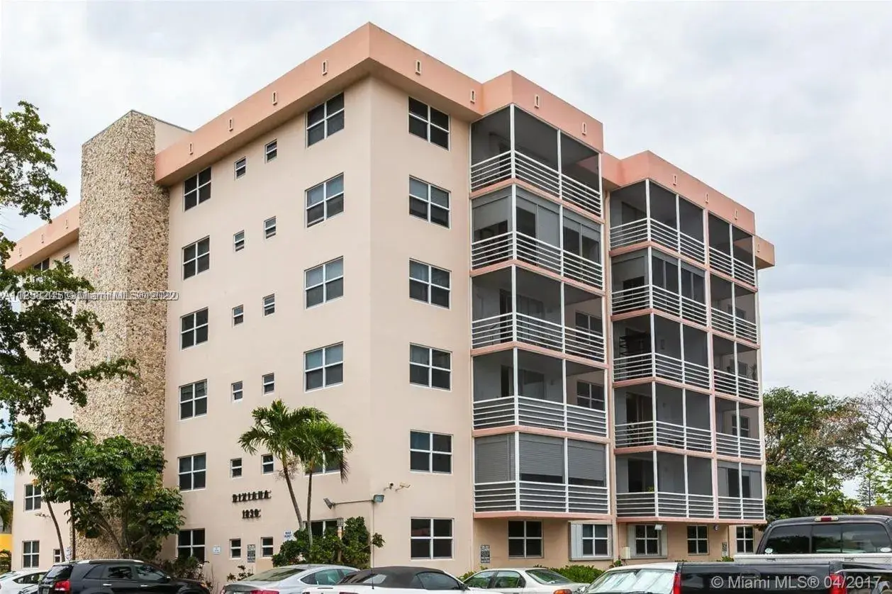 1 bedroom 1 bath Residential for sale at 1830 Dixieanna St # 203, Hollywood FL 33020