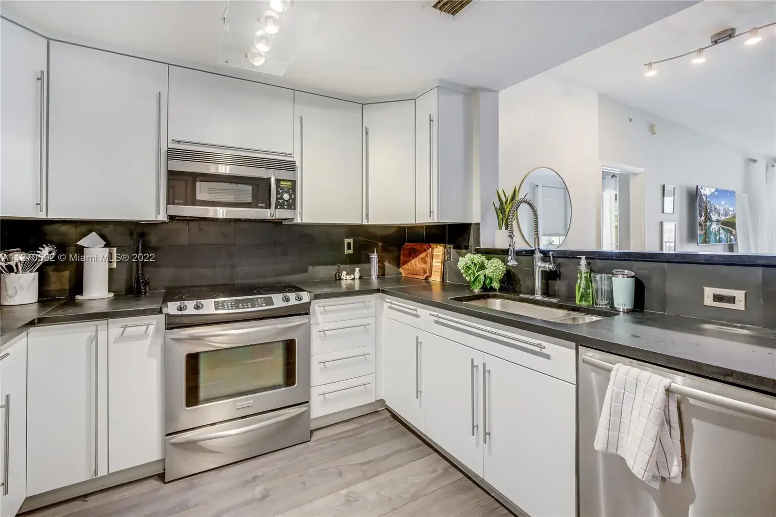 2 bedroom 2 bath Residential Lease for rent at 10 Aragon Ave # 711, Coral Gables FL 33134