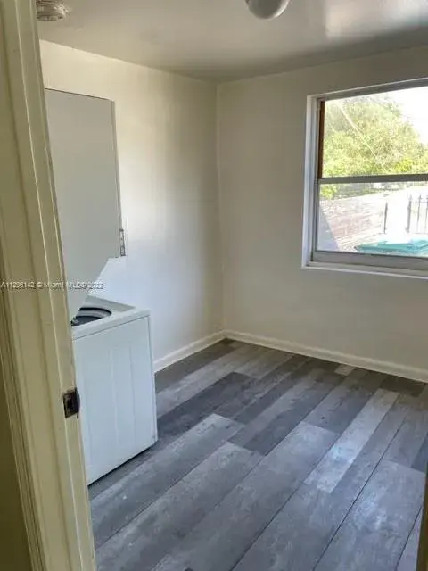 56 NW 60th St, Miami FL 33127