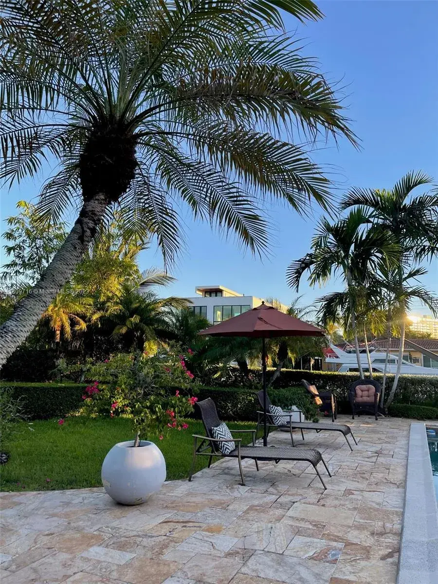 2000 S Hibiscus Dr, North Miami FL 33181