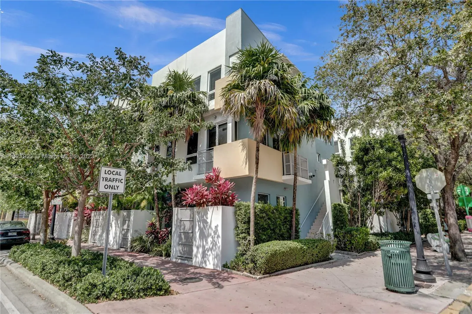 3 bedroom 1 bath Residential Lease for rent at 200 Washington Ave # 15, Miami Beach FL 33139