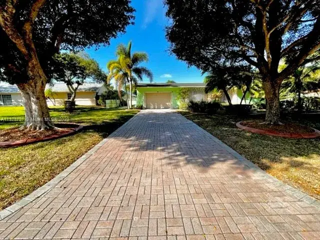 3 bedroom 2 bath Residential for sale at 17720 SW 92nd Ct, Palmetto Bay FL 33157