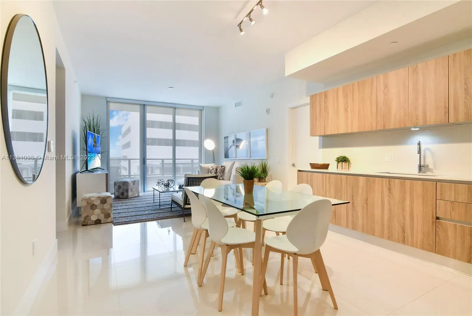 3 bedroom 2 bath for sale at 2960 NE 207th St # 804, Aventura FL 33180