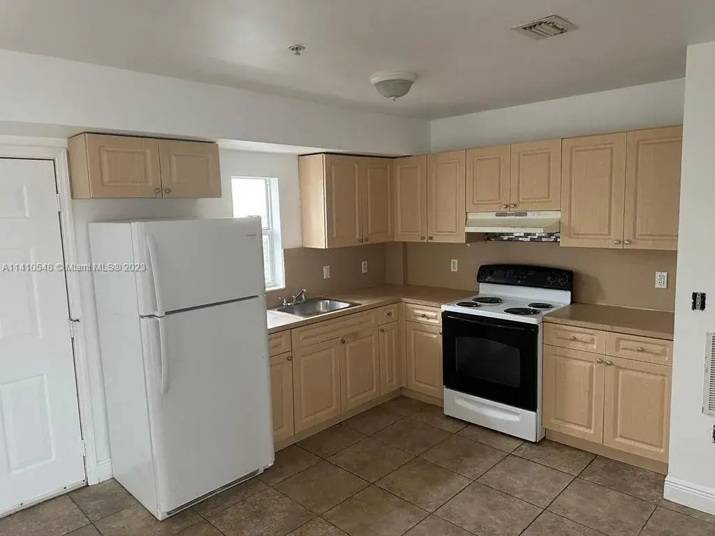 2 bedroom 1 bath Residential Lease for rent at 948 SW 3rd St # 302, Miami FL 33130