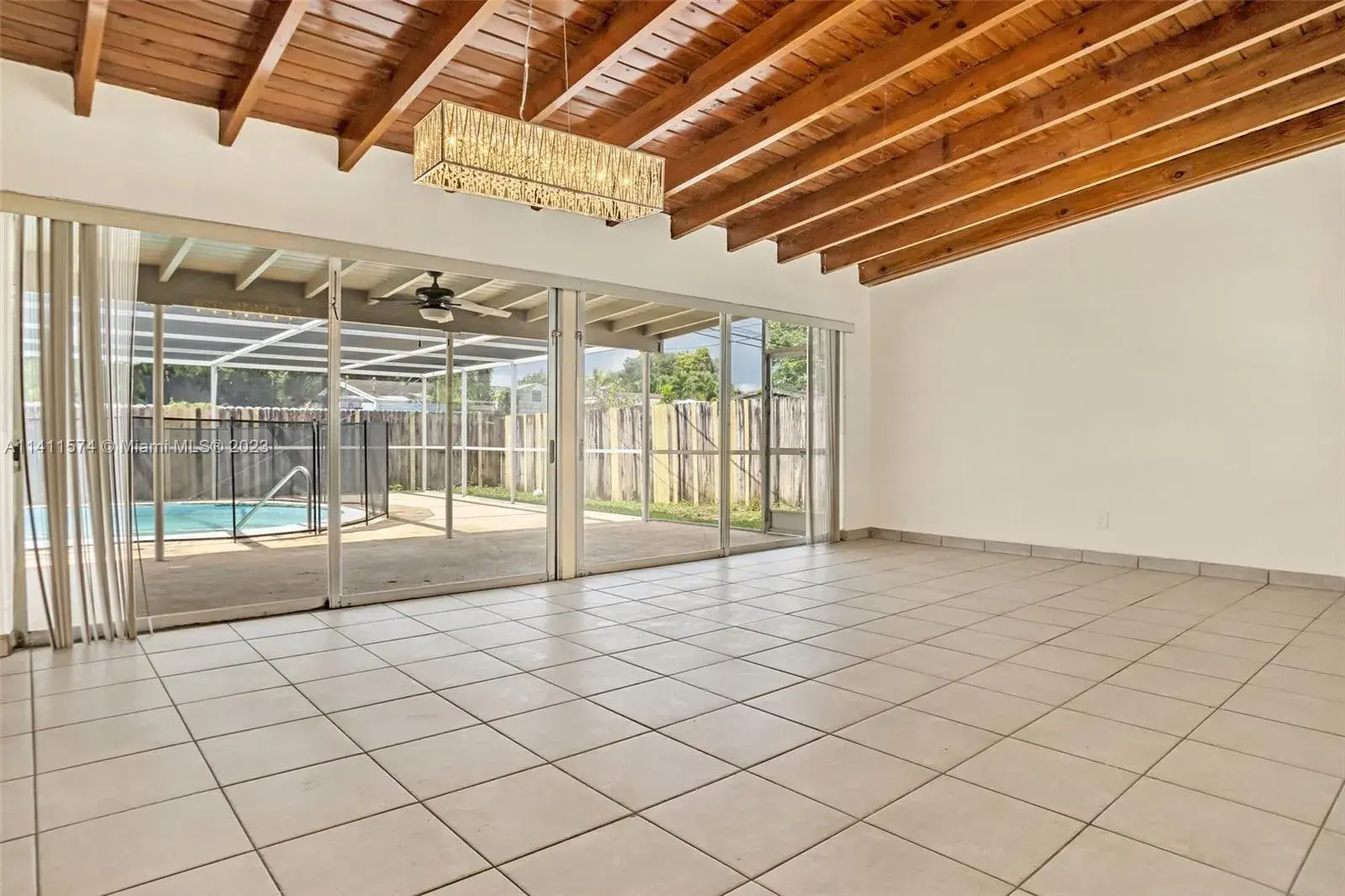 650 NE 178th St, Miami FL 33162 photo 2