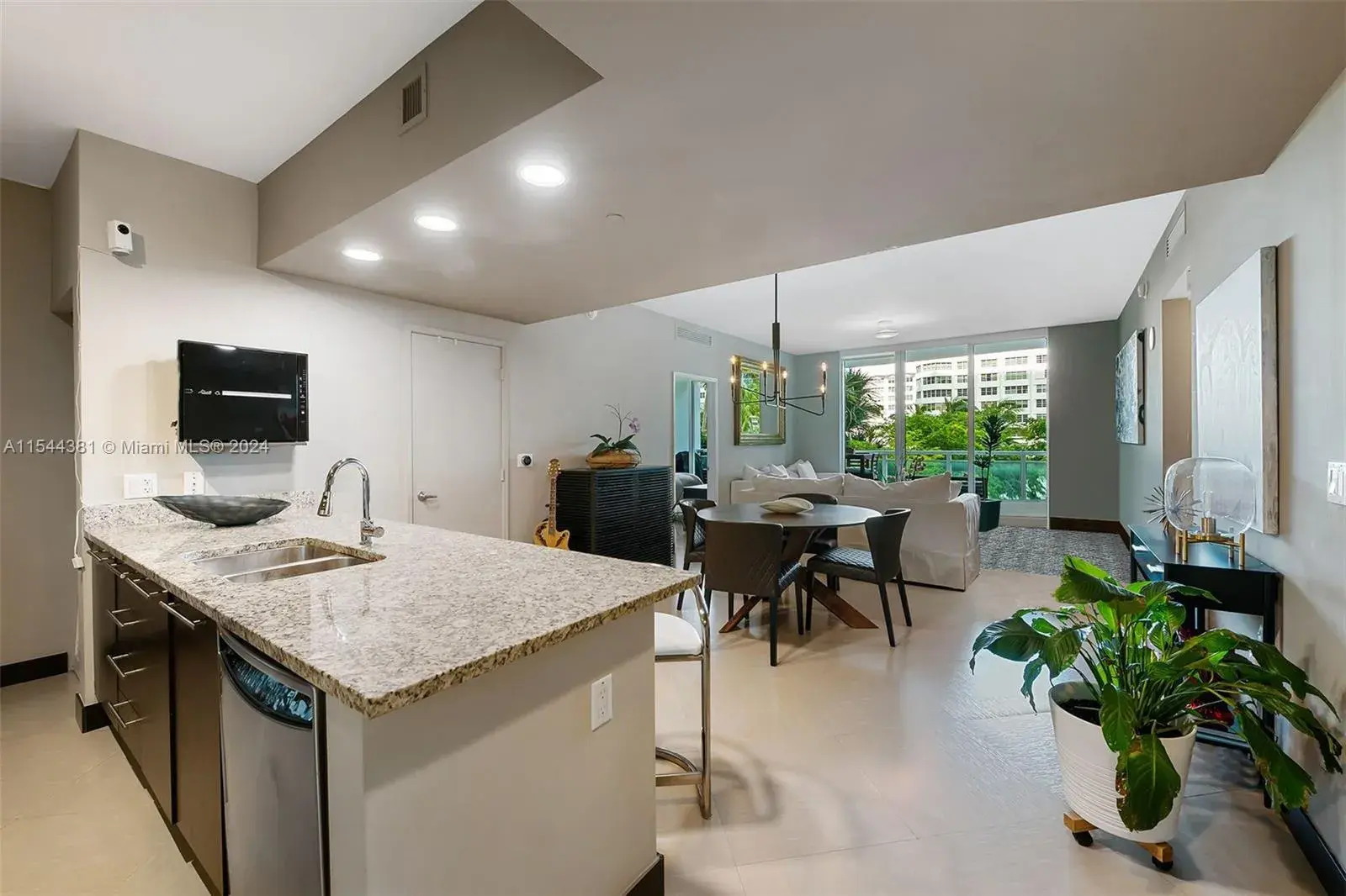 2 bedroom 2 bath Residential Lease for rent at 951 Brickell Ave # 1106, Miami FL 33131