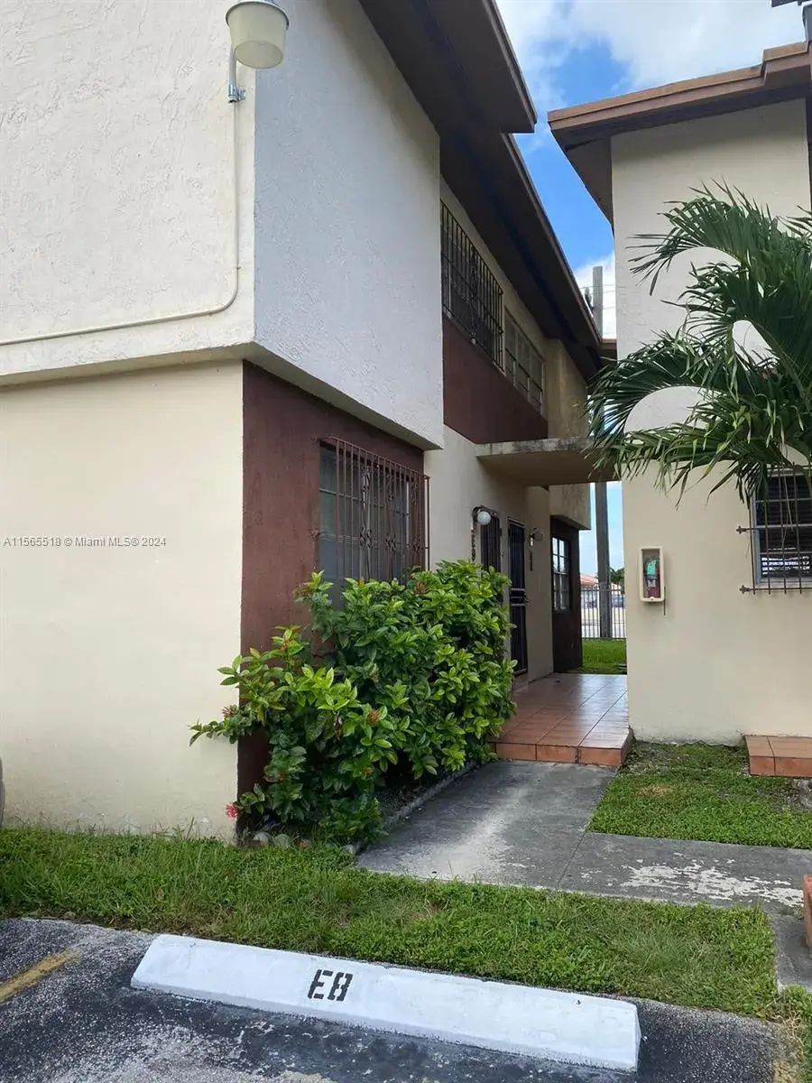 3 bedroom 2 bath for sale at 10 SW 108th Ave # E8, Sweetwater FL 33174