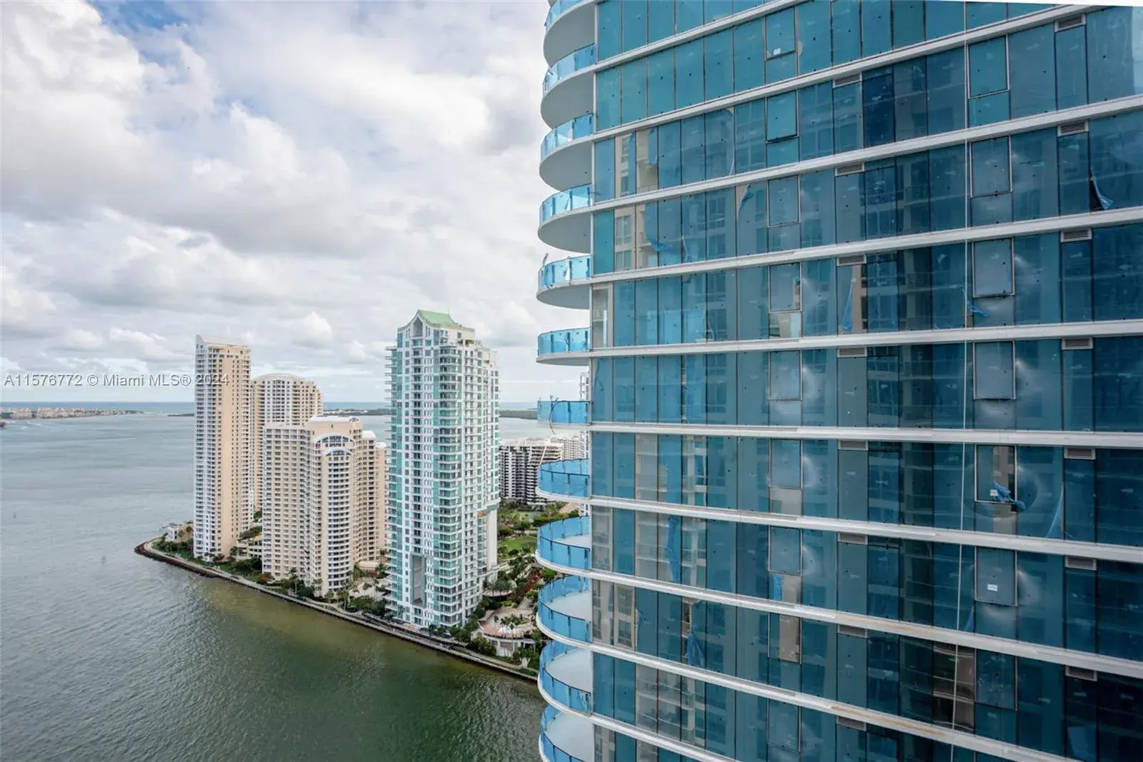 2 bedroom 2 bath Residential Lease for rent at 300 S BISCAYNE BLVD # 3404, Miami FL 33131