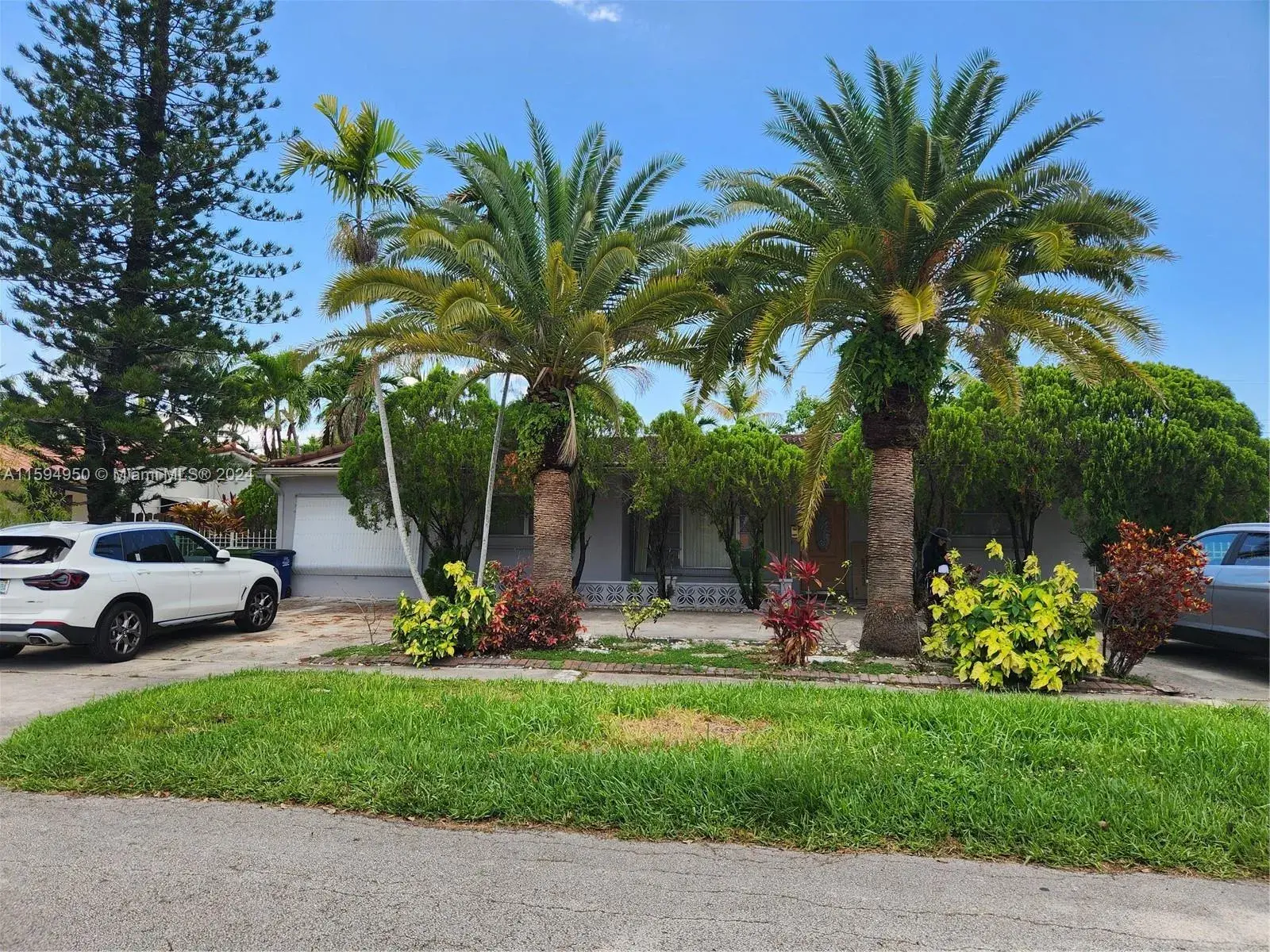 3 bedroom 2 bath for sale at 1109 NE 4th Ct, Hallandale Beach FL 33009