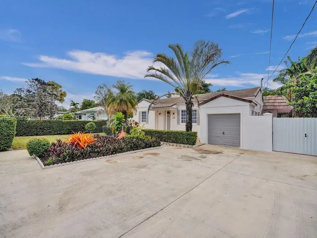 1102 NE 117th St, Biscayne Park FL 33161