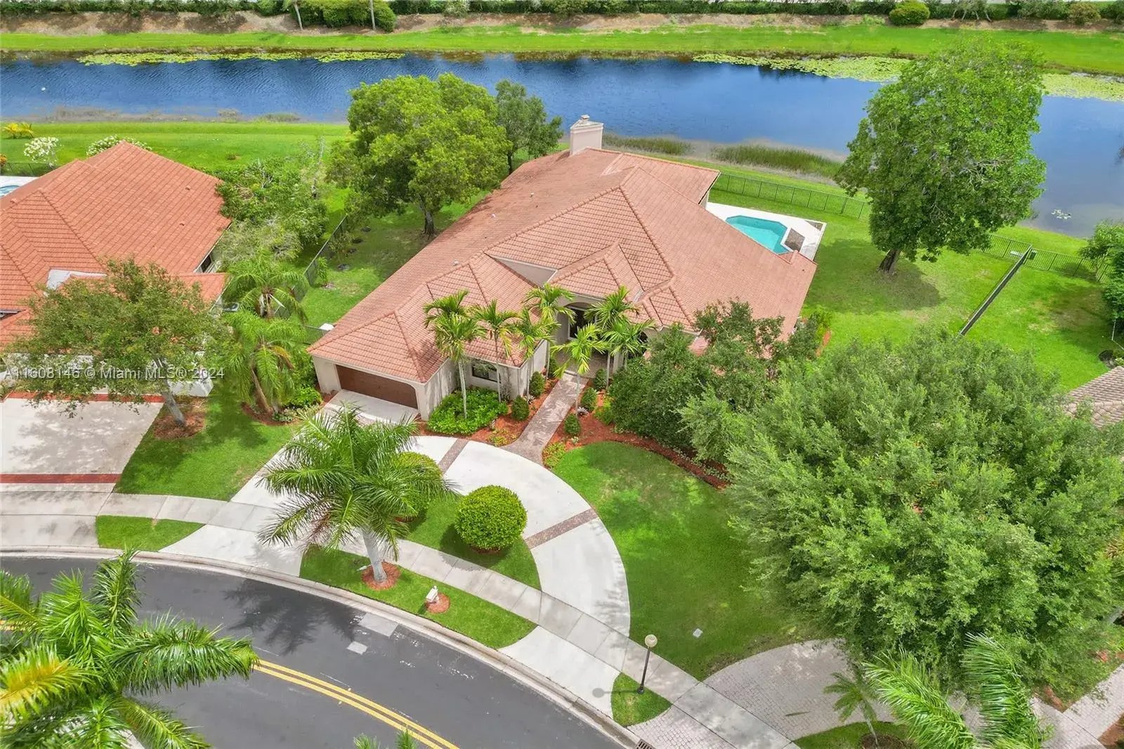 7 bedroom 4 bath Residential for sale at 400 Alexandra Cir, Weston FL 33326