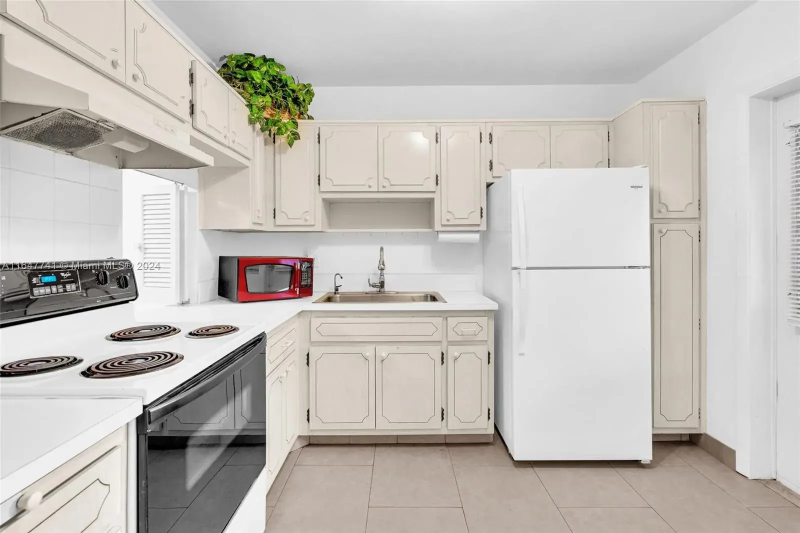 2 bedroom 2 bath Residential Lease for rent at 2200 Park Ln # 101, Hollywood FL 33021