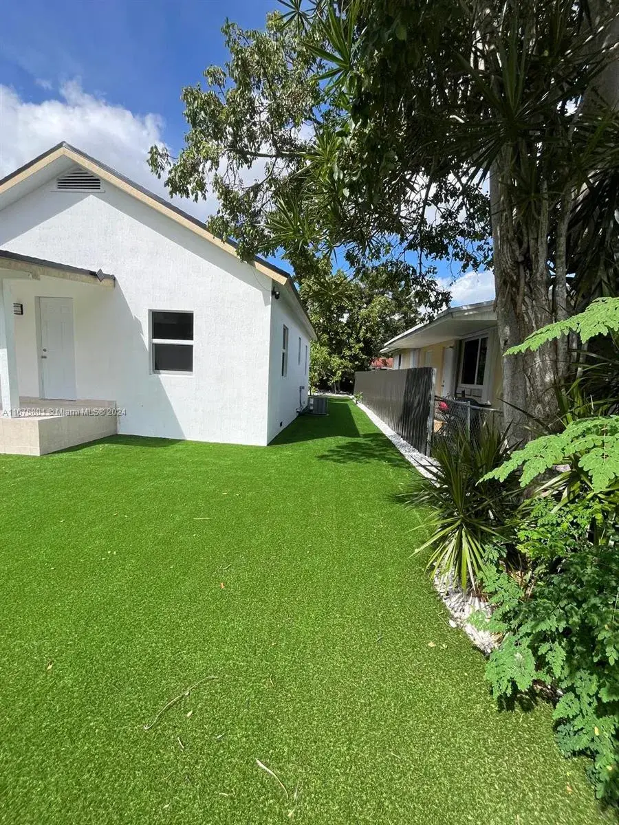 1985 NW 49th St, Miami FL 33142