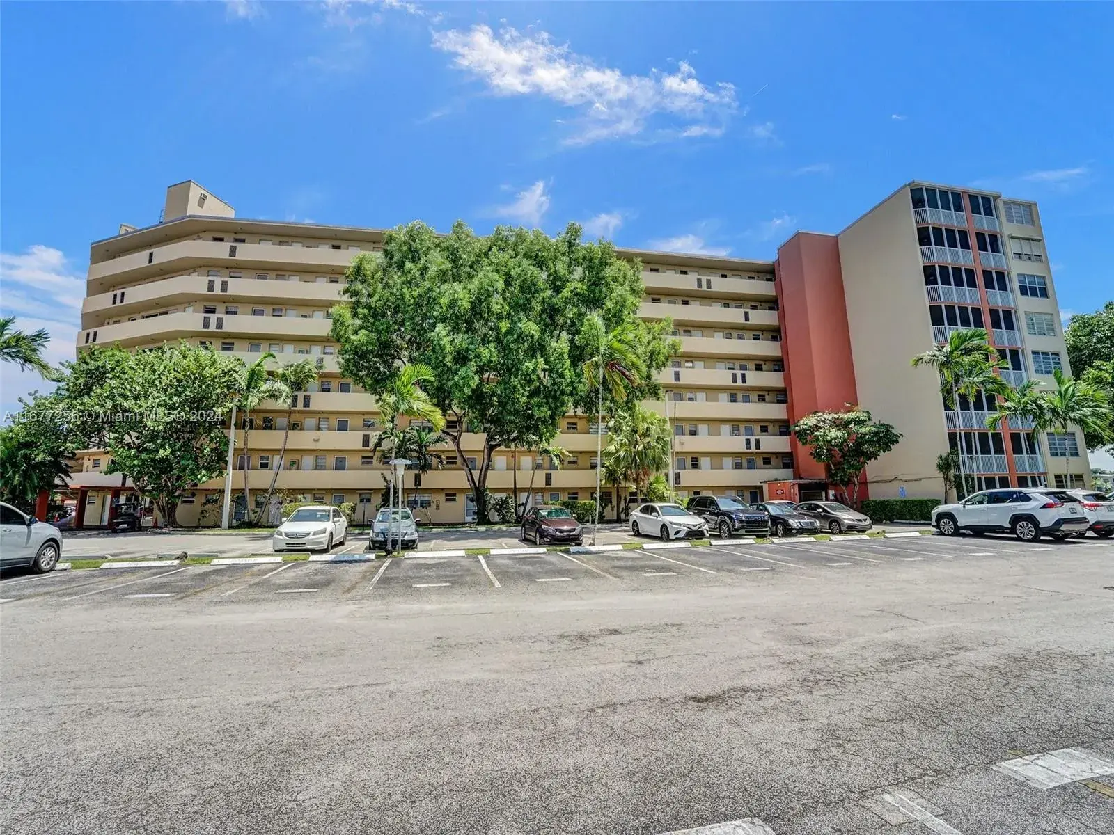 1 bedroom 1 bath Residential for sale at 1750 NE 191st St # 4, Miami FL 33179